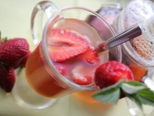  Teh mint dengan strawberi