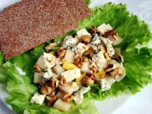  Salad dengan walnut hitam