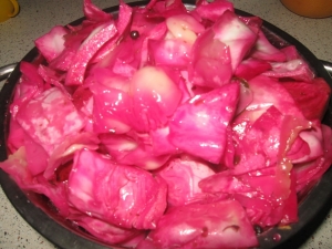  Pickled cabbage with beets: features of dishes and popular recipes