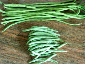  What is the difference between green beans and asparagus beans?