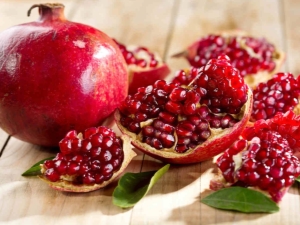  How to eat a pomegranate?