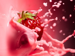  Strawberries with milk: cooking recipes, benefit and harm