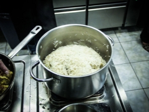  How to cook rice in a saucepan?