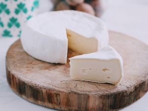  Camembert: what is it and how to eat cheese with white mold?