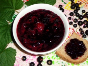  Cooking black gooseberry jam