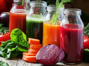  Cooking vegetable smoothies in a blender