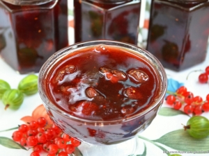  Cooking jam from currants, raspberries and gooseberries