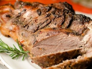  How tasty to bake a lamb shoulder in the oven?