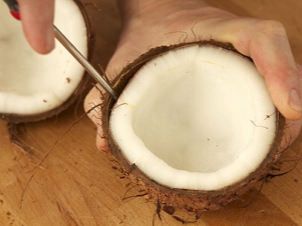  Detaching the coconut pulp with a screwdriver