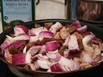  Preparing meat for pumpkin filling in Italian