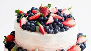  How beautiful to decorate the cake with berries and fruits?