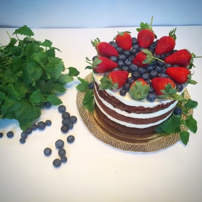  Cake with berries and melissa