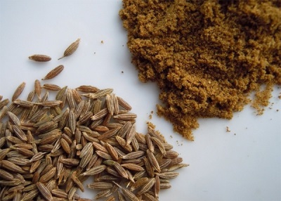  Ground and whole seeds