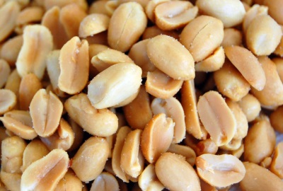  Roasted peanuts with salt