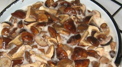  Boil the white mushrooms