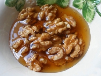  The method of preparation of a mixture of walnuts with honey