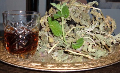  Blend of herbs with black walnut leaves