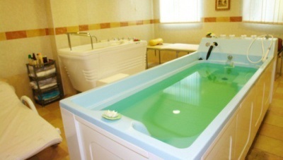  Bath with a decoction of black walnut leaves