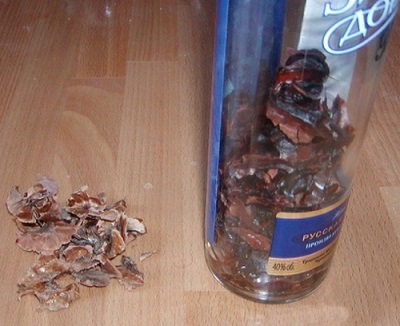  Preparation of tinctures from walnut partitions on alcohol