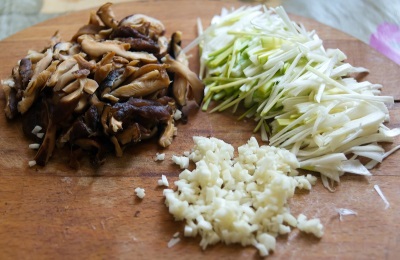  Preparing vegetables for shiitake with vegetables