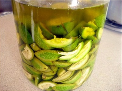  The process of making alcohol tincture of unripe walnuts