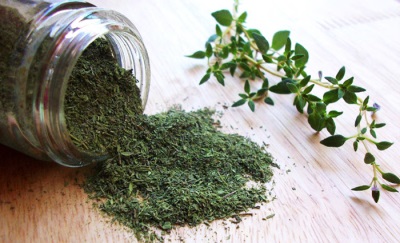  Thyme kering dihancurkan