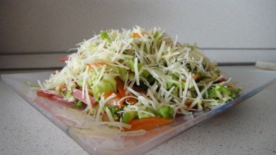  Green summer salad seasoned with almond oil