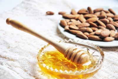  Almond oil from dark circles under the eyes