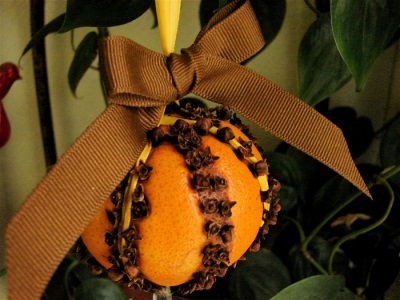  New Year's decor from orange and cloves