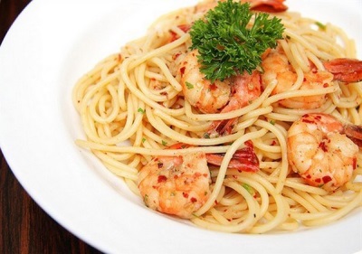  Spaghetti with prawns and chilli