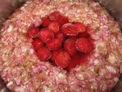  Rose petal jam with strawberries